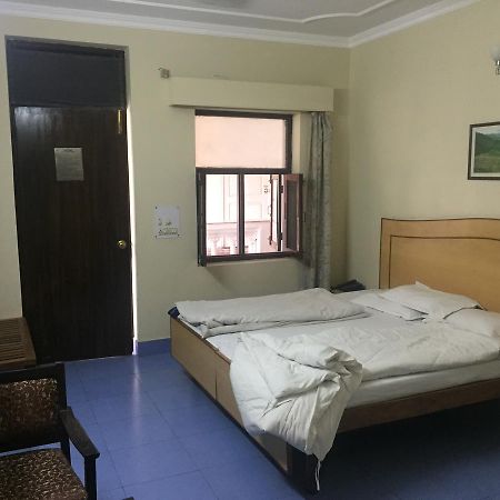 Hotel Atithi Деградун Екстер'єр фото