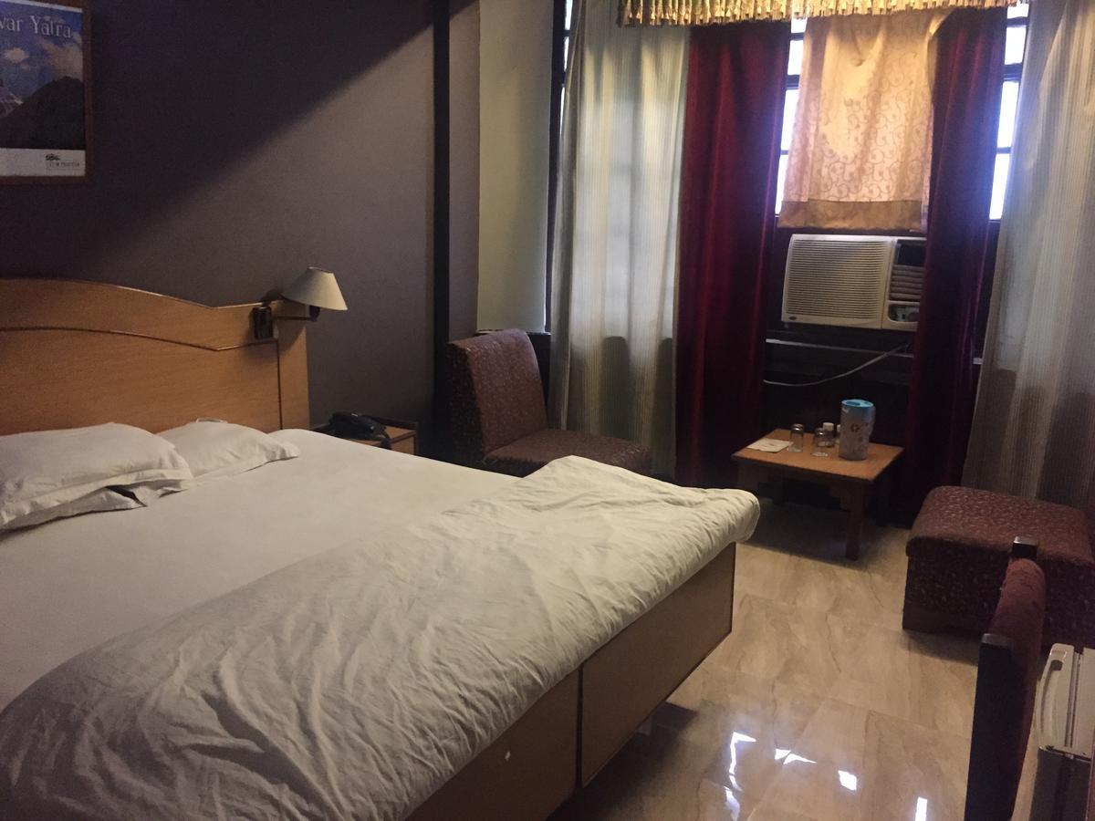 Hotel Atithi Деградун Екстер'єр фото